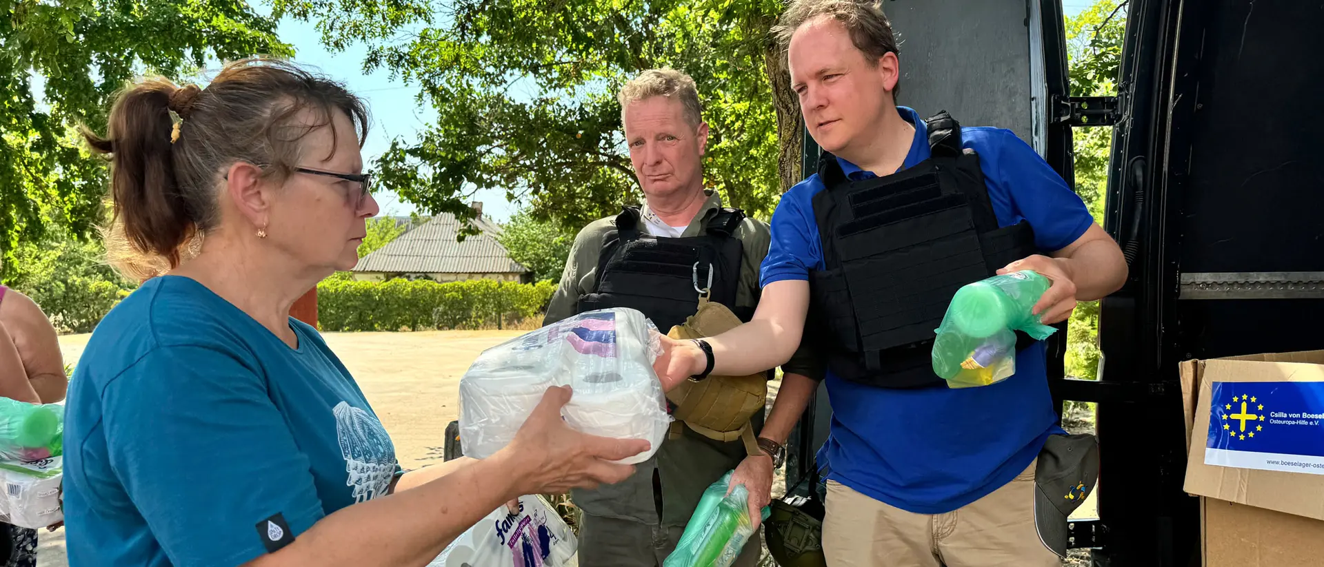 Philipp und Raphael verteilen Hygieneartikel in frontnahen Dörfern, Ukraine